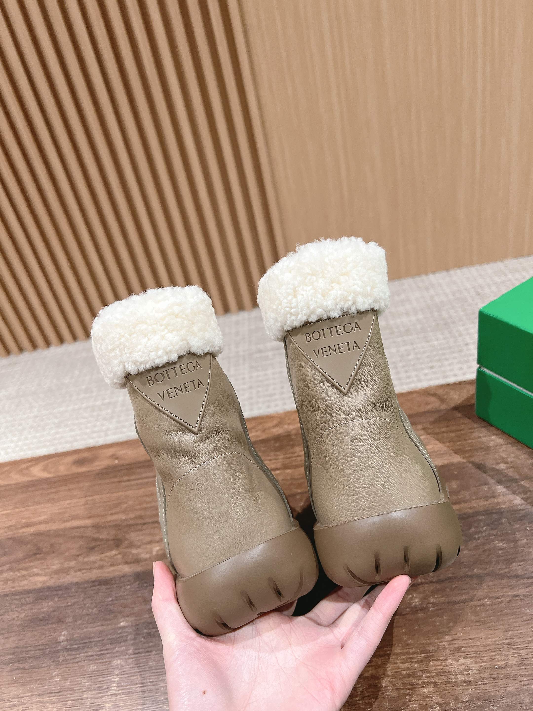 BOTTEGA VENETA SNAP ANKLE BOOT IN KHAKI BROWN LAMBSKIN AND SHEARLING LINING